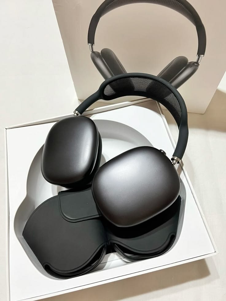Airpods Max HeadPhones (Magnetic Cups) with Box & Case